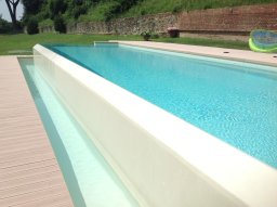 piscina privata con sfioro